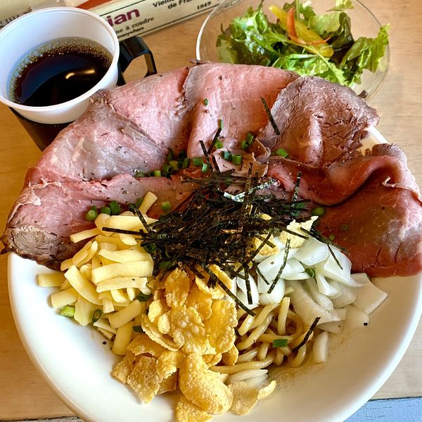 「ローストビーフまぜそば（ランチサービス サラダ＆コーヒー）」@Red Heart kitchenの写真