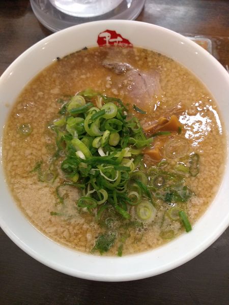 「ラーメン (並) 830円 半ライス(サービス)」@京都銀閣寺 ますたにラーメン 日本橋本店の写真