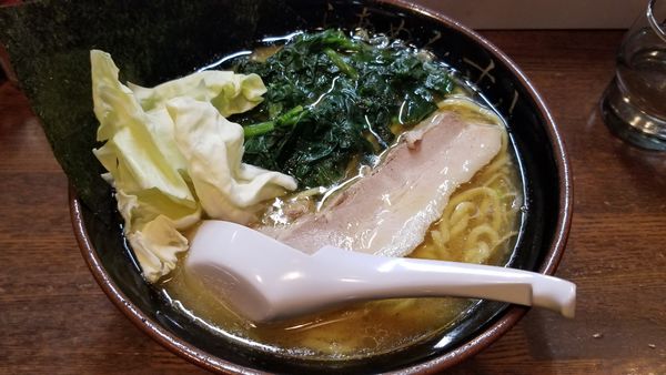 「豚骨醤油らあめん　中　ほうれん草トッピング」@らあめん 寸八 総本店の写真