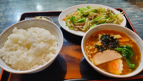 「半ラーメン300円＋野菜炒め700円」@御食事処 のざきの写真
