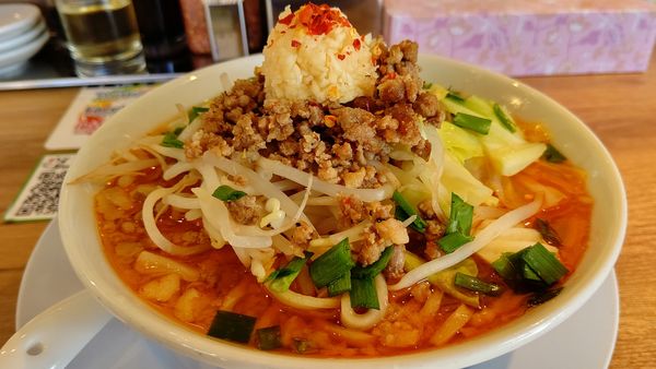 「二郎系台湾ラーメン並盛800円＋唐揚げ（２ヶ）小ライスセット」@麺屋 しずる 幸田店の写真