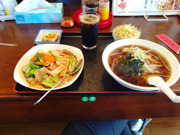 「ラーメンセット(醤油ラーメン＋中華丼)858円」@中国料理 賽福香の写真