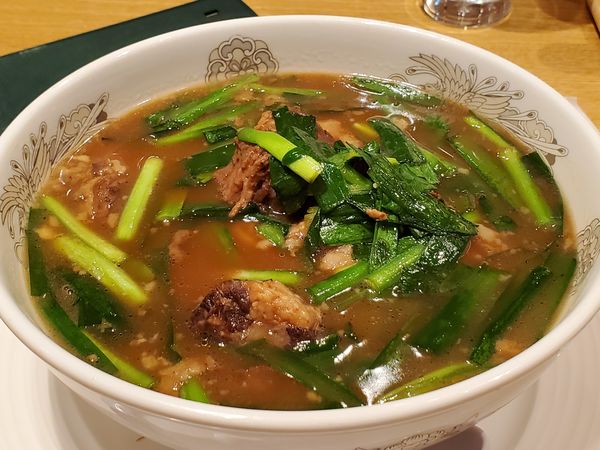 「韮菜牛肉麺」@一味玲玲 横浜店の写真