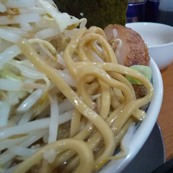 「#ラーメン #750円 #野菜増し #きくらげ #味付き脂」@ラーメン ぶぅさんの写真