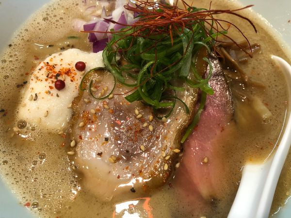 「[限定]猪白湯醤油ら～麺」@らー麺 あけどやの写真