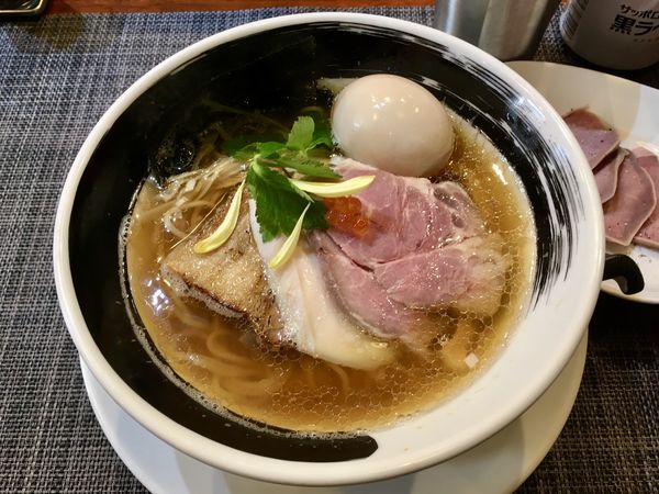 「サッポロ黒生ロング缶→豚たん低温調理→煮干醤油そば＋半熟味玉」@麺処しろくろの写真