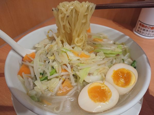 「野菜たっぷりタンメン(大盛)520円＋味玉50(サ券)」@日高屋 ひばりヶ丘北口店の写真
