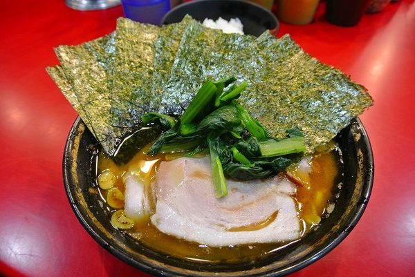 「チャーシューメン 810硬め濃いめ多めライス110海苔50」@家系総本山 ラーメン吉村家の写真