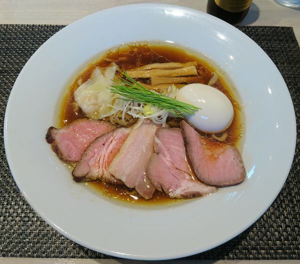 「特製中華蕎麦＜醤油＞（手揉み麺）＋つまみ盛り＋エビス小瓶」@宍道湖しじみ中華蕎麦 琥珀 東京本店の写真