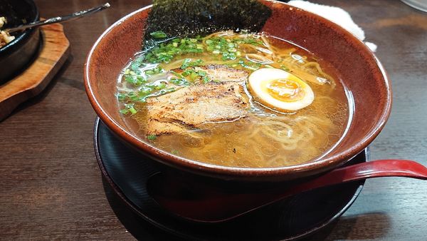 「あっさりしょうゆ715円(込)＋黒鉄板チャーハン(＋320円)」@甘藍屋の写真