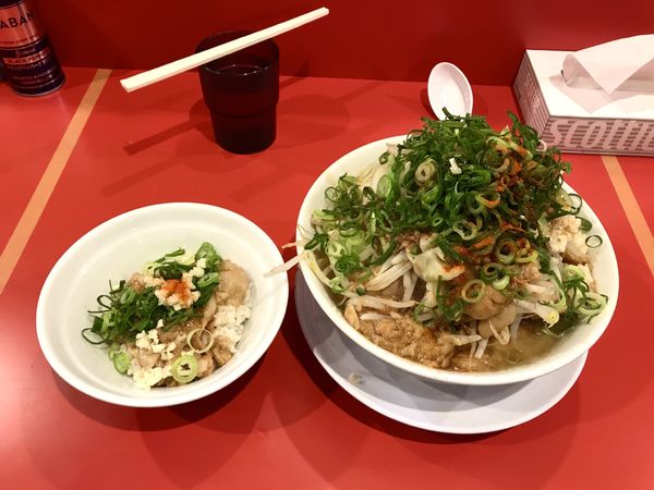 「ラーメンエボシの定番セット、豚増しトッピングネギ」@ラーメン エボシ 都通本店の写真