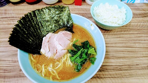 「ラーメン(麺硬め･味濃いめ)+ライス･海苔ダブル」@横浜ラーメン 武蔵家 中野本店の写真