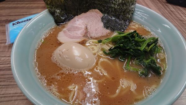 「ラーメン＋味玉」@横浜家系ラーメン武蔵家 松戸店の写真