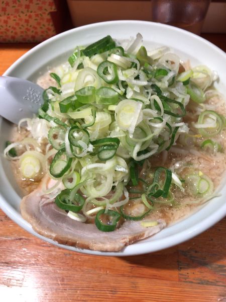 「しょうゆラーメン➕長ネギ多め➕背脂多め➕麺固め」@こってりらーめん せきやけの写真