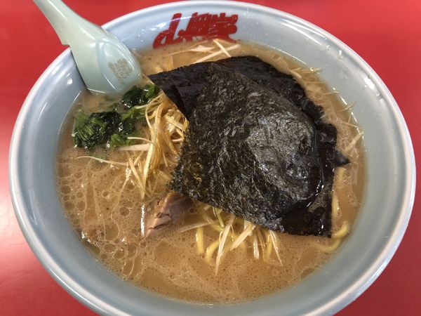 「醤油ネギラーメン 中盛」@山岡家 越谷レイクタウン店の写真