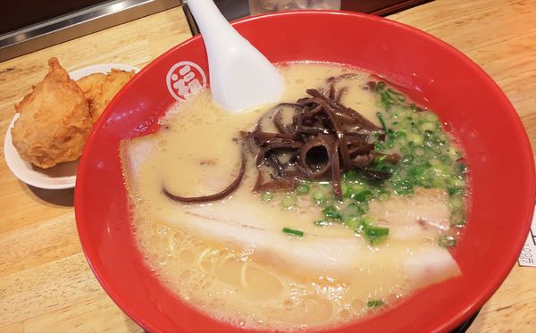 「特製ラーメン+唐揚げ×2+替え玉」@豚骨らーめん 福の軒 秋葉原店の写真