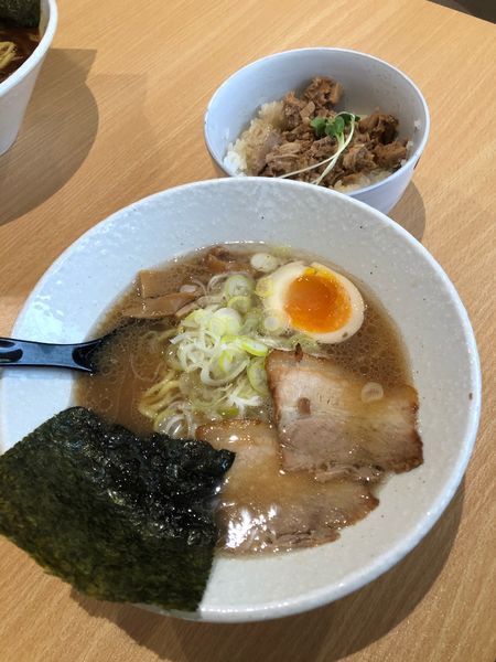 「魚介豚骨＆肉丼」@らぁ麺屋 足立商店の写真
