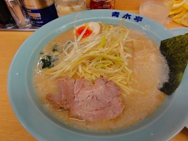 「醤油ラーメン600円麺硬め脂多め、餃子3個、半ライス」@ラーメン青木亭 越谷店の写真