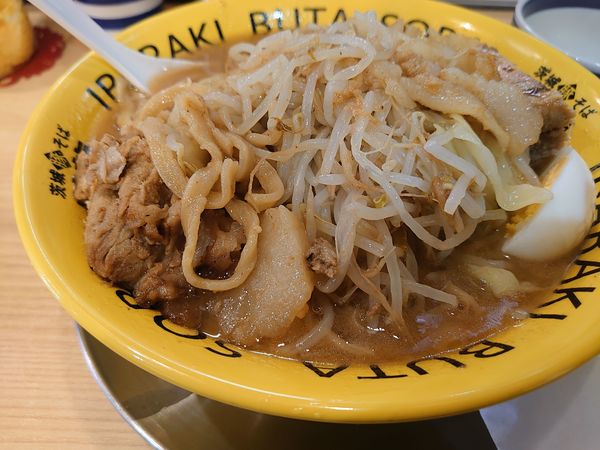 「豚そば ヤサイにんにくちょい増し 生たまご」@茨城豚そば 特龍 水戸堀町店の写真