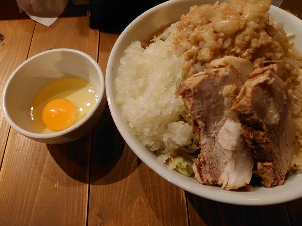 「ラーメン中 全マシ 生たまご玉ねぎ」@ラーメン豚珍の写真