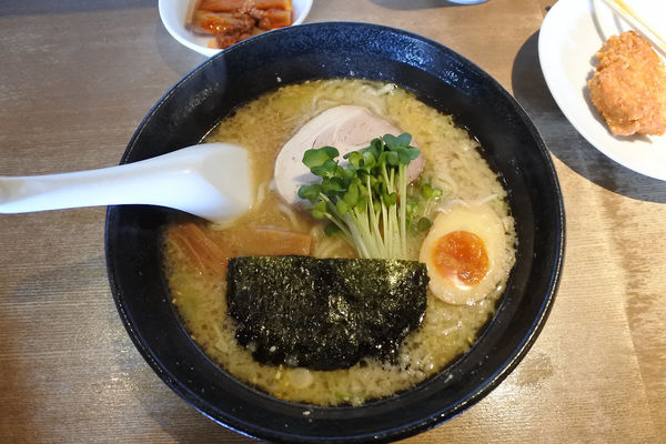 「みそラーメン650＋【限定】ひでチキ￥２００」@Dragon Noodle's ドラゴンラーメンの写真