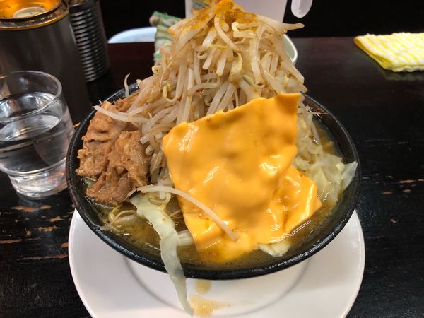 「カレーラーメン・チーズ」@自家製太麺 ドカ盛 マッチョ 難波千日前店の写真