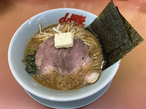 「特製味噌ネギチャーシュー麺1100円+バター55円」@ラーメン山岡家 岐阜瑞穂店の写真