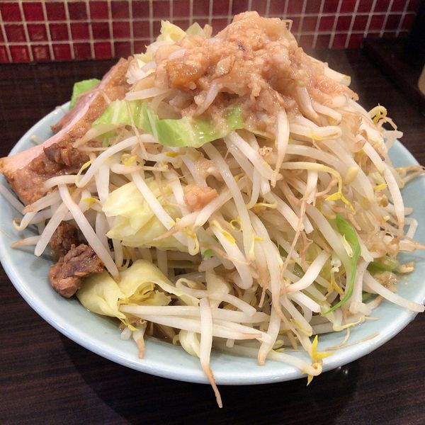 「中ラーメン(780円)アブラ少なめヤサイ麺とお餅のハーフ＆ハーフ」@立川マシマシ 8号店の写真