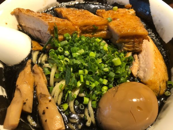 「黒味玉チャーシュー麺」@麺屋武蔵 武骨の写真