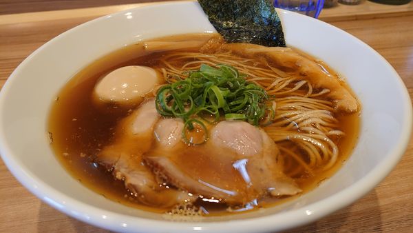 「味玉醤油ラーメン」@らーめん にじいろの写真