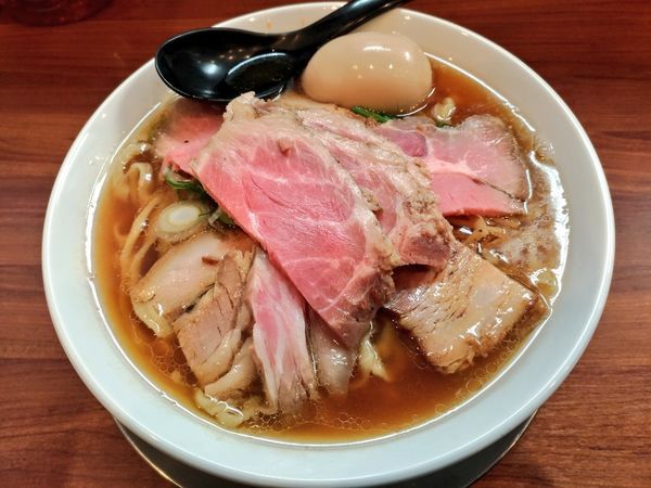 「醤油らーめん全部乗せ」@純手打ち だるまの写真