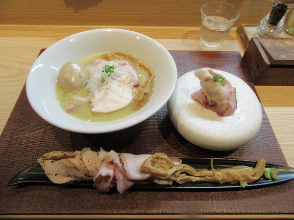 「深み鶏　特製盛（１２２０円）＋鶏増し＋肉増し」@芛堂寺の写真