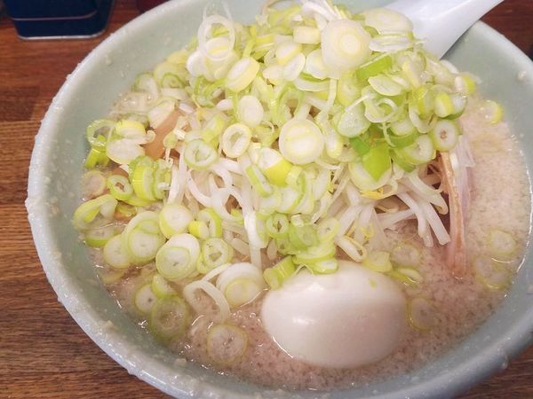 「とん塩玉子らーめん（薬味ネギ多め）」@らーめん弁慶 門前仲町店の写真