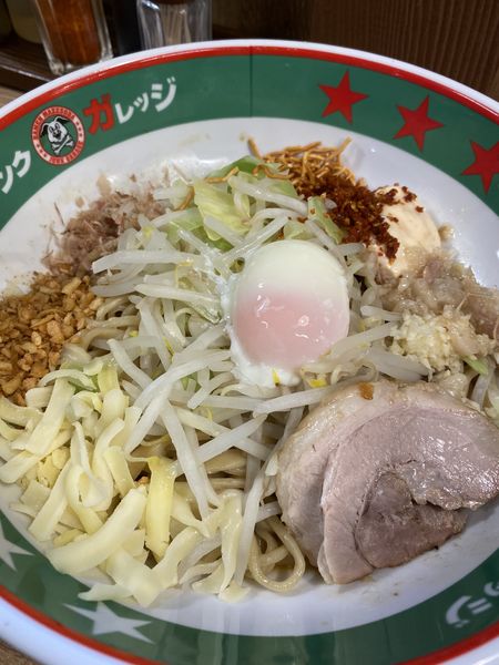 「まぜそば　温玉のせ」@ジャンクガレッジ 東大宮店の写真