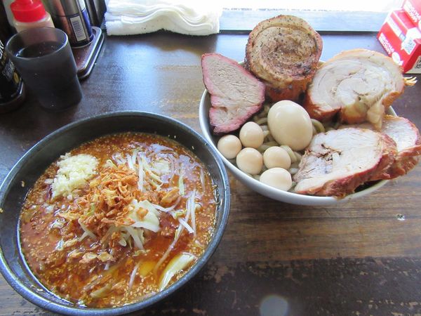 「大つけめんじろ（９３０円）＋釜焼き豚＋超大型豚＋超大型豚炙り」@めんじろの写真