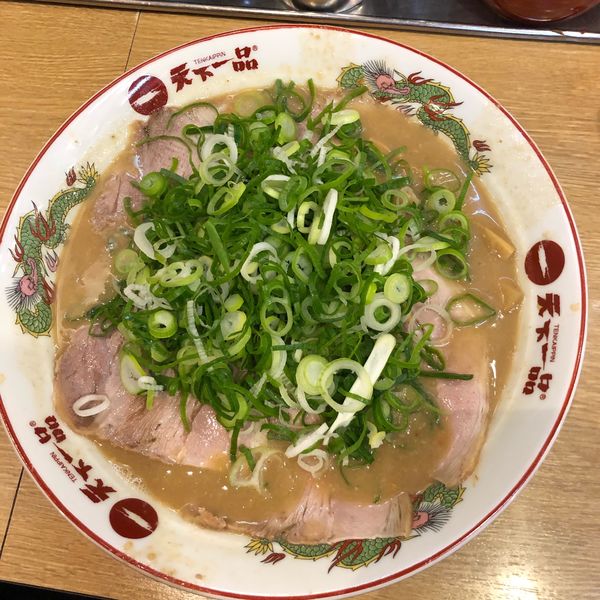 「チャーシューメン＋特大＋スープ増し（100円）＋ネギ増し（60円」@天下一品 総本店の写真