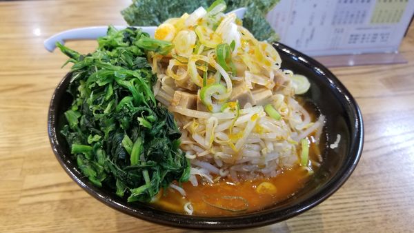 「冬季限定　豚骨辛味噌　ほうれん草トッピング」@らあめん 万咲 松本店の写真