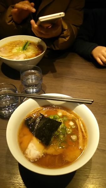 「醤油ラーメン」@支那そばや 本店の写真