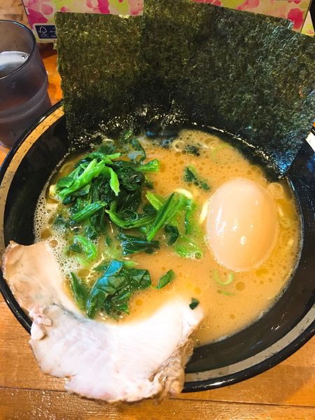 「ラーメン麺少なめ(味玉サービス)＋ライス」@末廣家の写真