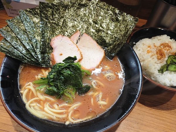 「ラーメン、ライス、海苔」@横浜家系らーめん 輝道家の写真