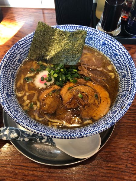 「三豚ラーメン　平打ち麺」@麺屋 ゆや軒の写真
