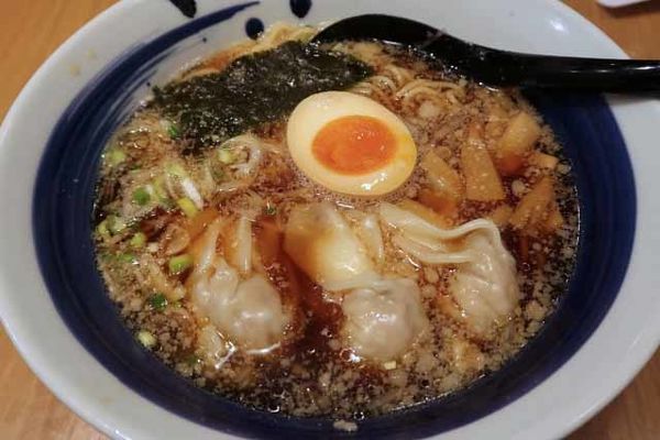 「肉玉雲呑麺醤油　840円」@麺処直久 新橋店の写真