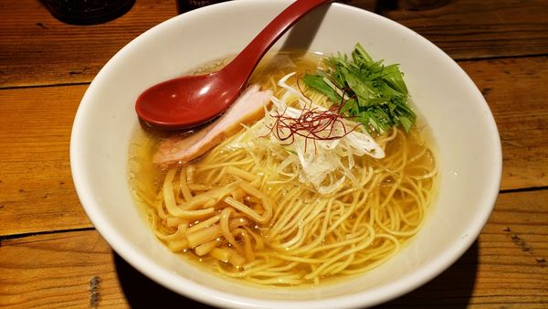 「塩ラーメン　890円」@麺屋 翔 西新宿本店の写真