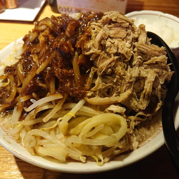 「カレー豚ラーメン880円ヤサイニンニク、半ライス100円」@豚のさんぽ 大町駅前店の写真