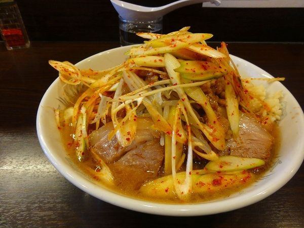 「ラーメン850円ニンニク野菜チョイマシ脂　ピリ辛ネギ100円」@ピコピコポンの写真