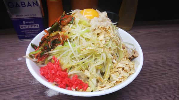 「汁なし小豚入りラーメン＋ニラキムチ＋ネギ」@ラーメン二郎 横浜関内店の写真