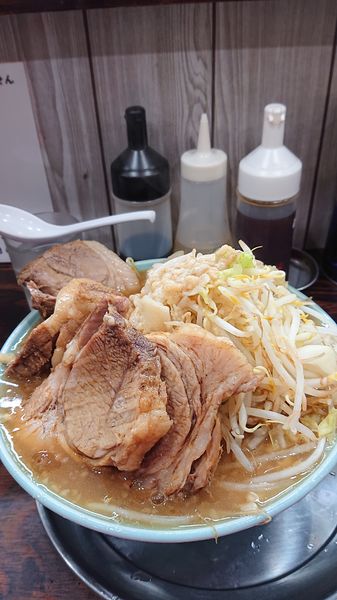 「大豚ラーメン  野菜  ニンニク  アブラ  カラメ」@麺でる 川崎店の写真
