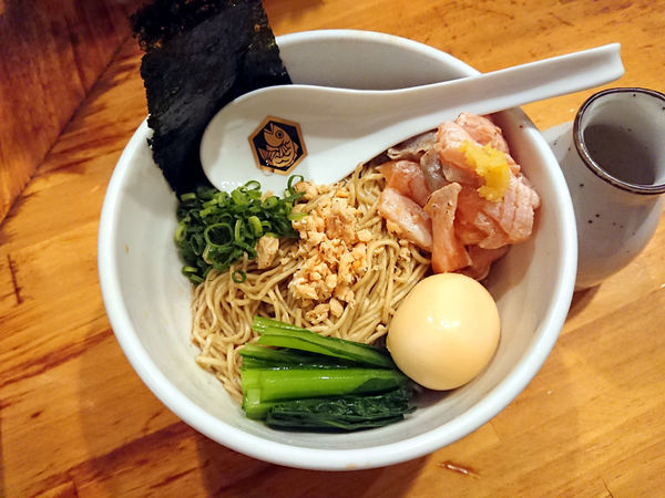 「特製サーモン油そば」@真鯛らーめん 麺魚の写真