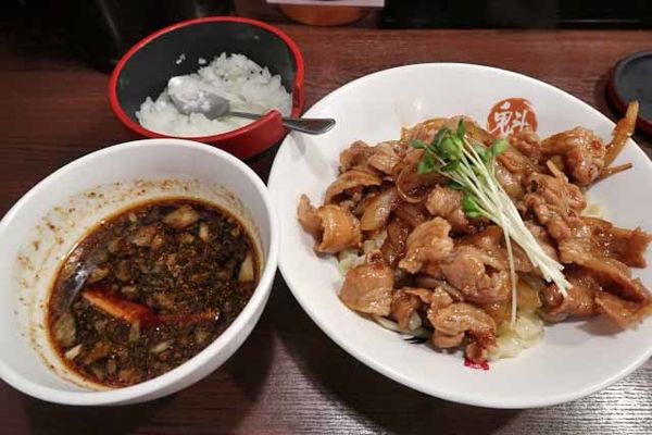 「肉盛りつけ麺並　830円＋無料の肉ちょい増し」@魁 肉盛りつけ麺 六代目けいすけの写真