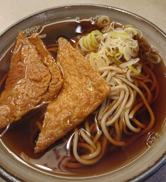 「きつねそば　３７０円」@そば処 かめや 神田西口店の写真